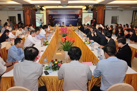 乌隆府省泰国——越南商人协会与平定省的合作投资展望座谈会